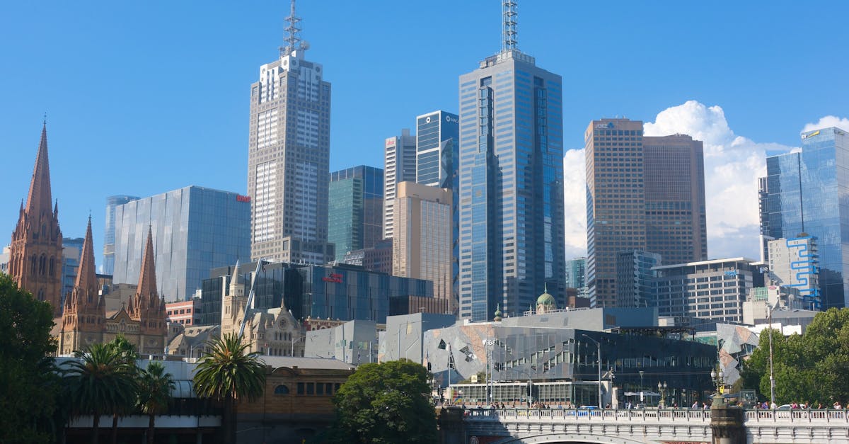 Plan de ville australienne avec des gratte-ciel et des grues de construction sous un ciel bleu
