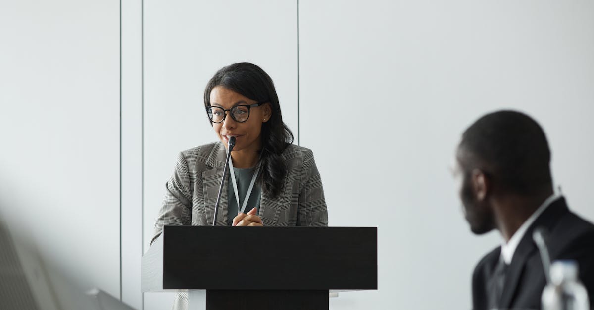 Meg O'Neill, PDG de BP, s'adressant à la presse lors d'une conférence de presse