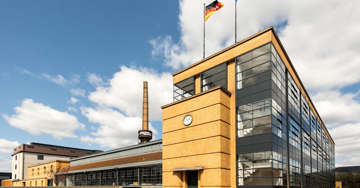 Usine automobile moderne avec des drapeaux chinois et européens flottant côte à côte