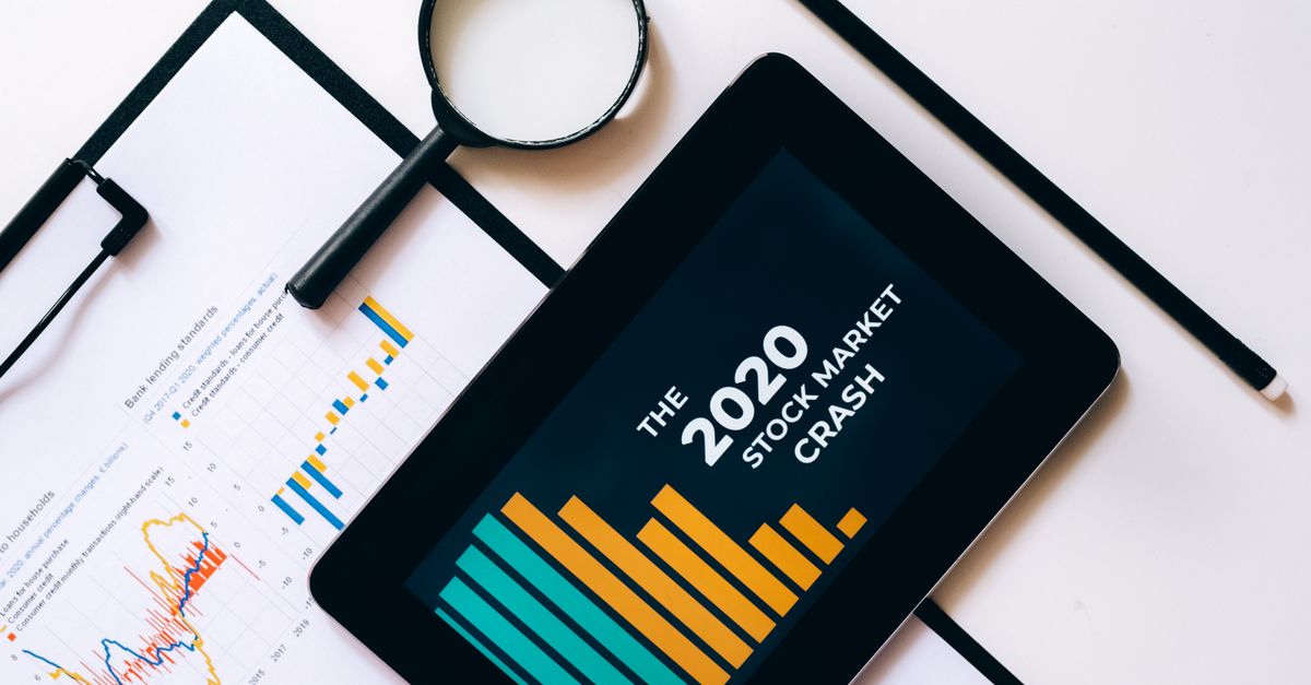 Graphique boursier avec une courbe descendante et une main essayant de la stabiliser