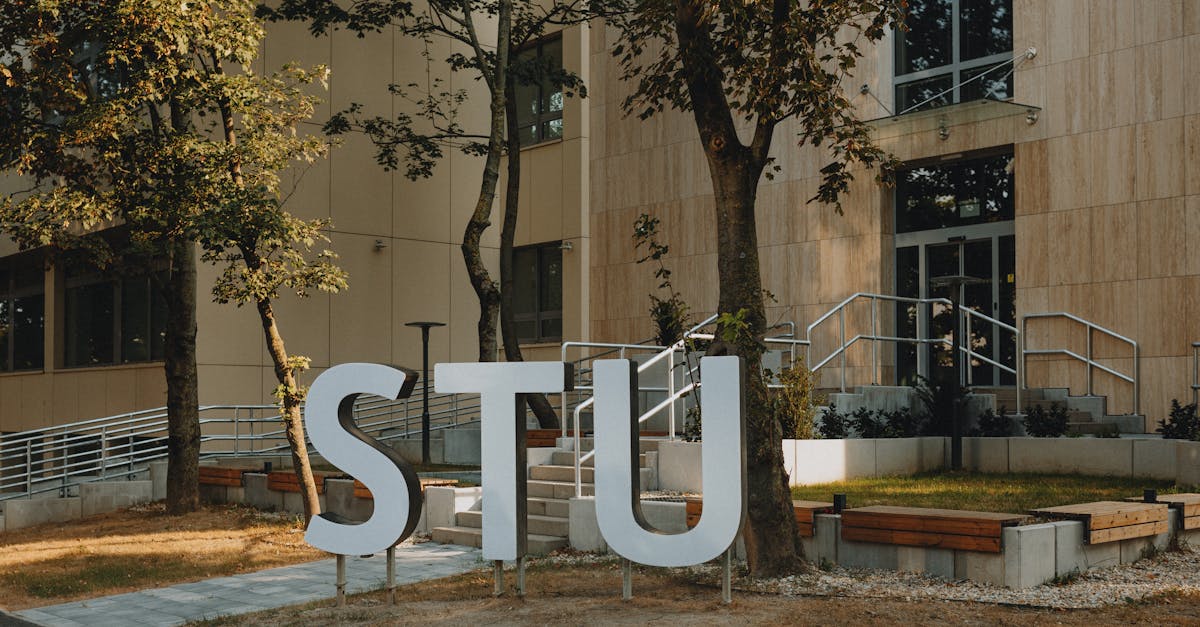 Jeune président d'université s'adressant à une assemblée dans un amphithéâtre moderne.