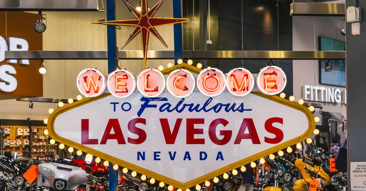 Tilman Fertitta regarde une carte de Las Vegas