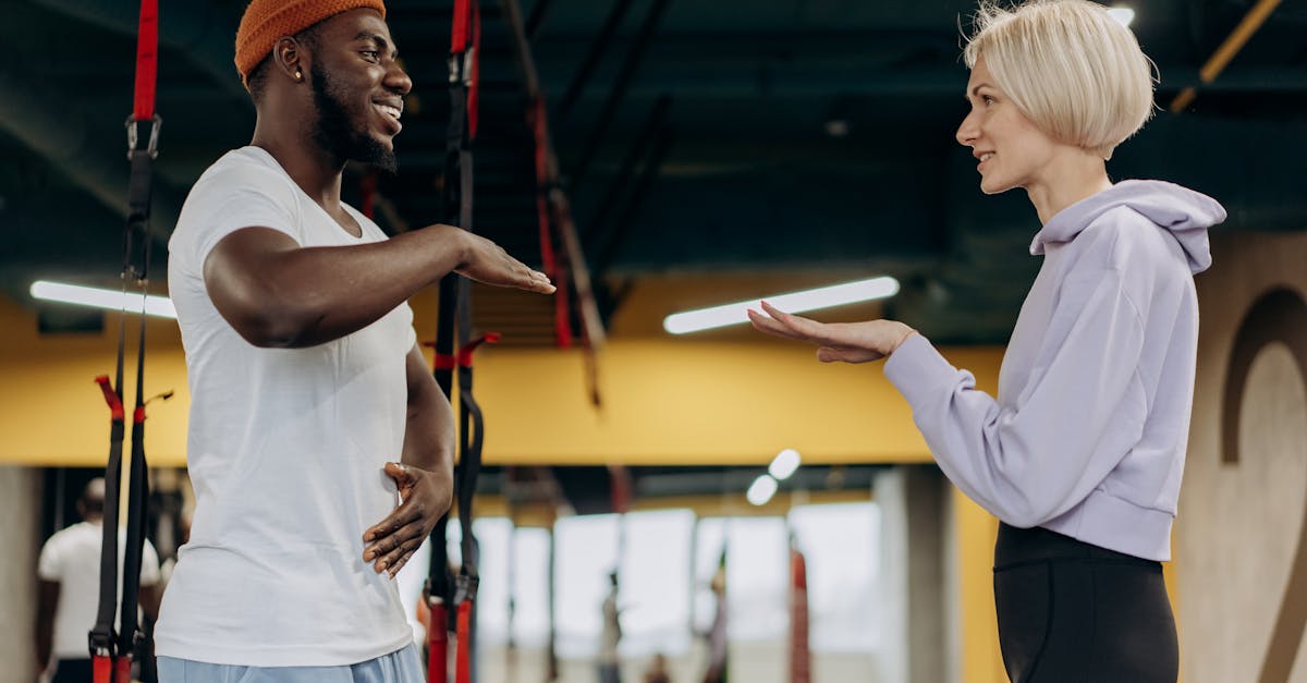 Jeunes adultes faisant du sport dans une salle de gym moderne