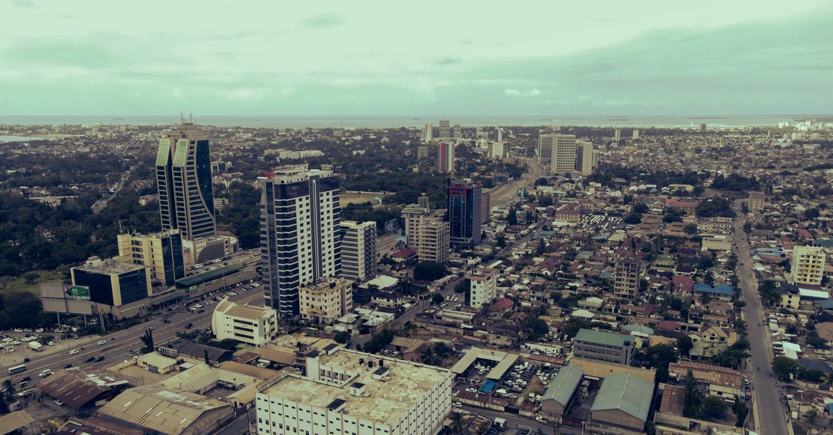 Vue aérienne d'Accra, Ghana, symbolisant la croissance économique et l'investissement.
