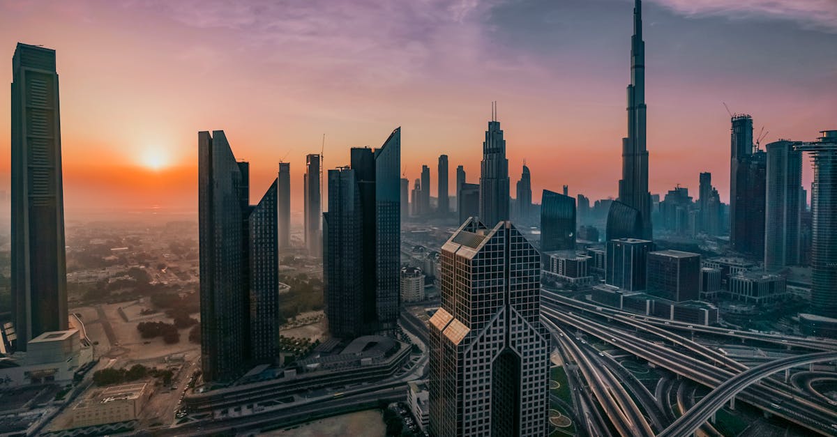 Vue panoramique futuriste de Dubaï au lever du soleil avec des graphiques boursiers superposés