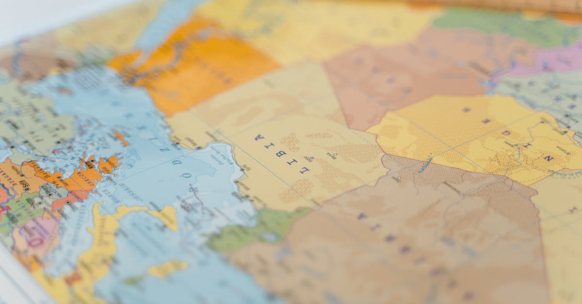 Carte stylisée du Moyen-Orient et de l'Afrique avec des graphiques boursiers superposés et des données financières