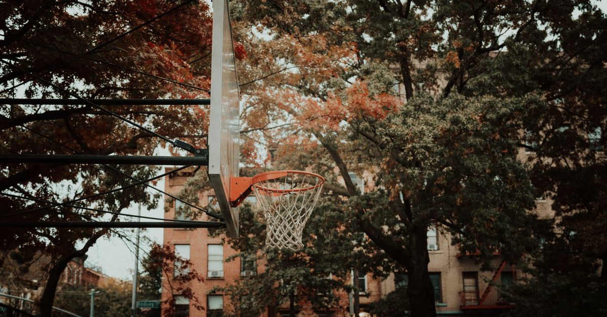 Vue aérienne de New York avec un logo des Knicks stylisé