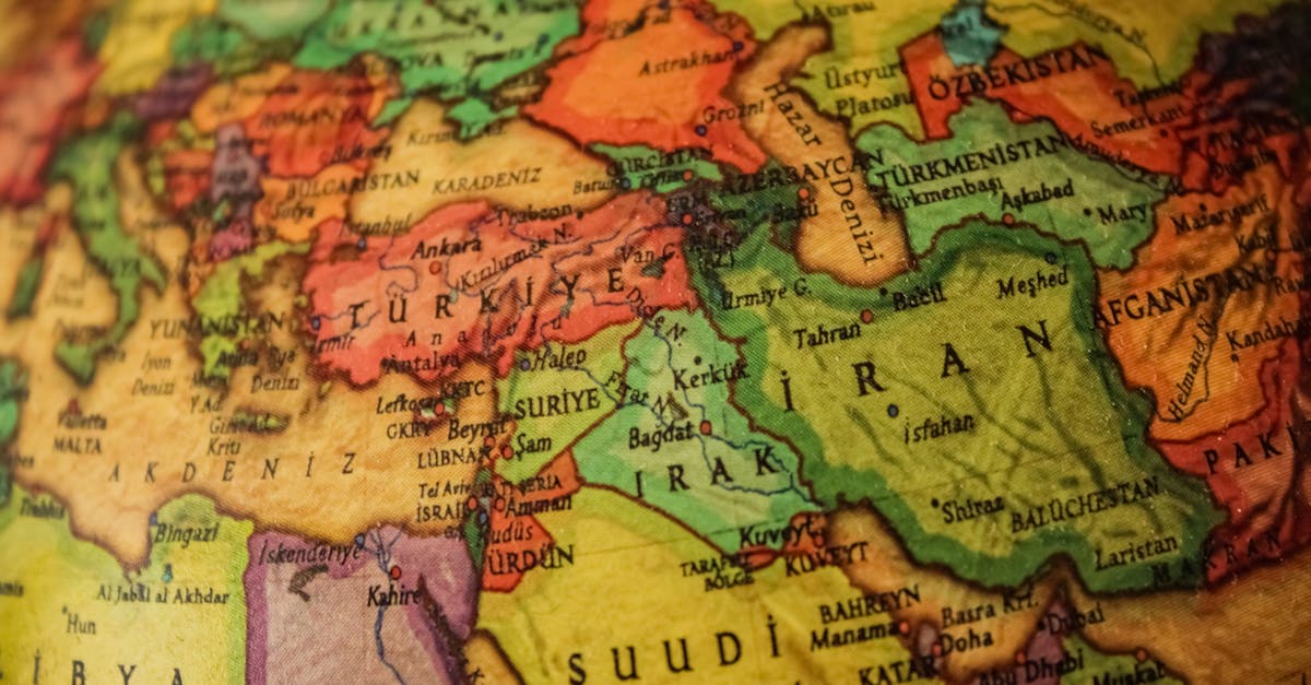 Carte du Moyen-Orient avec des symboles de guerre et d'inflation superposés