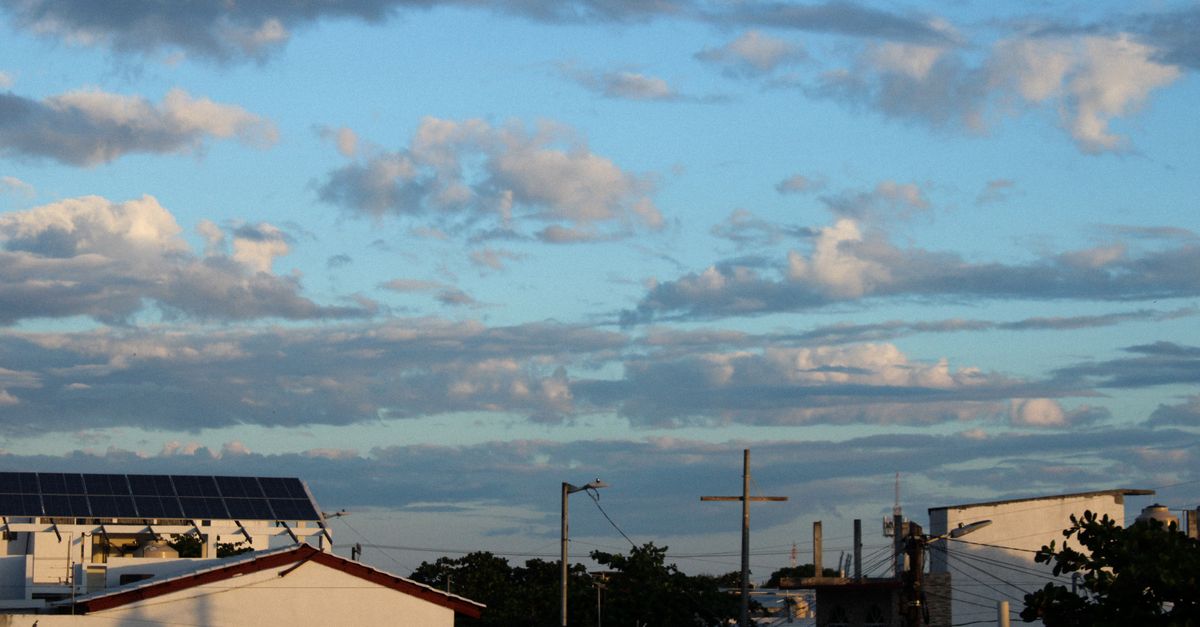 Installation de panneaux solaires sur un toit avec un ciel bleu