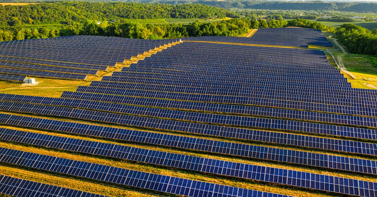 Photographie aérienne d'un grand centre de données moderne avec des panneaux solaires en arrière-plan et des lignes électriques.