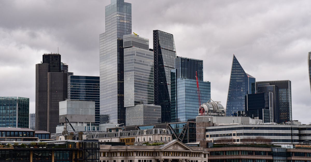 Une vue panoramique de la City de Londres avec des graphiques boursiers superposés et des flèches de tendance.