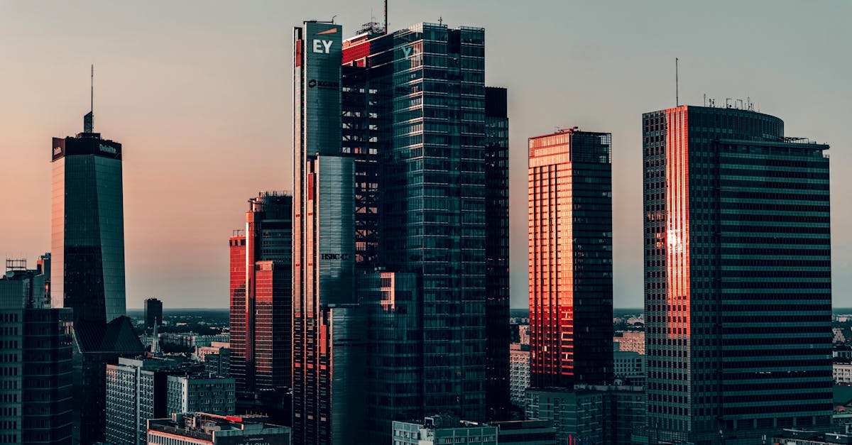 Vue aérienne de la skyline moderne de Varsovie au coucher du soleil, symbolisant la croissance économique