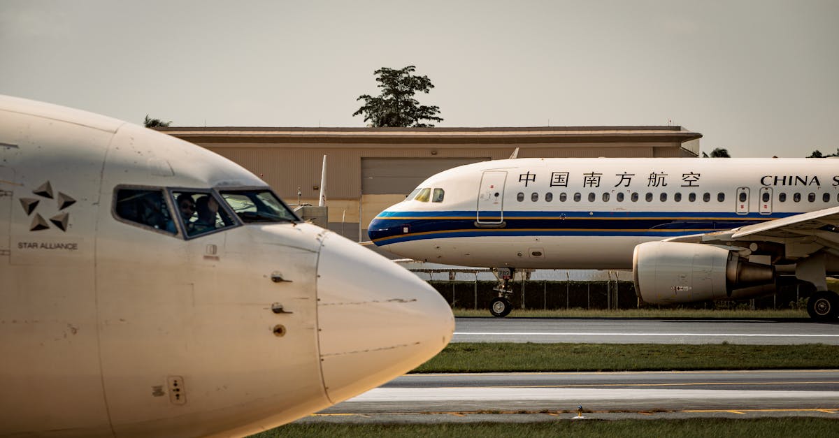 Avion Airbus devant un bâtiment officiel chinois