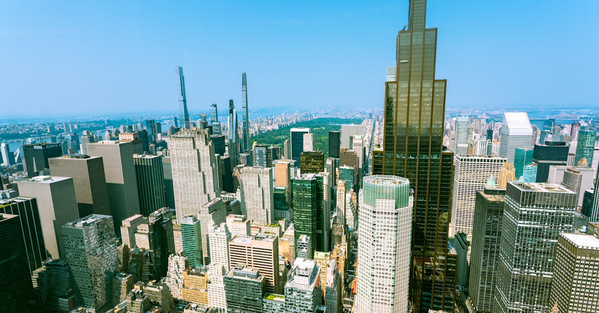 Vue panoramique de Manhattan avec des gratte-ciel et des taxis jaunes