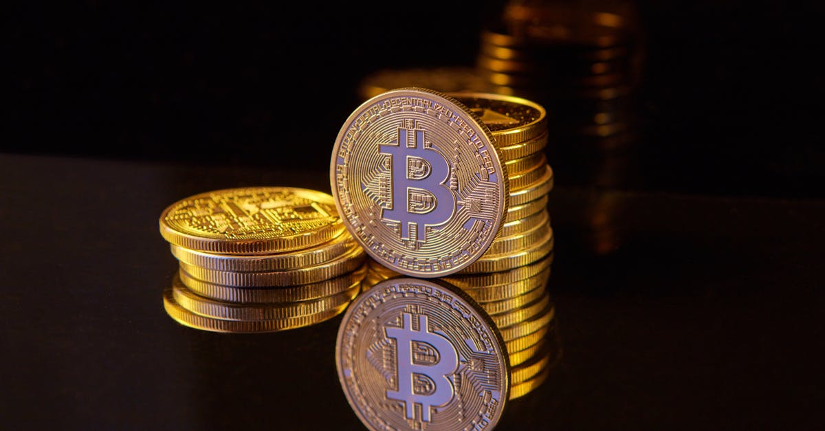 Logo Tether et symboles Bitcoin et or entrelacés